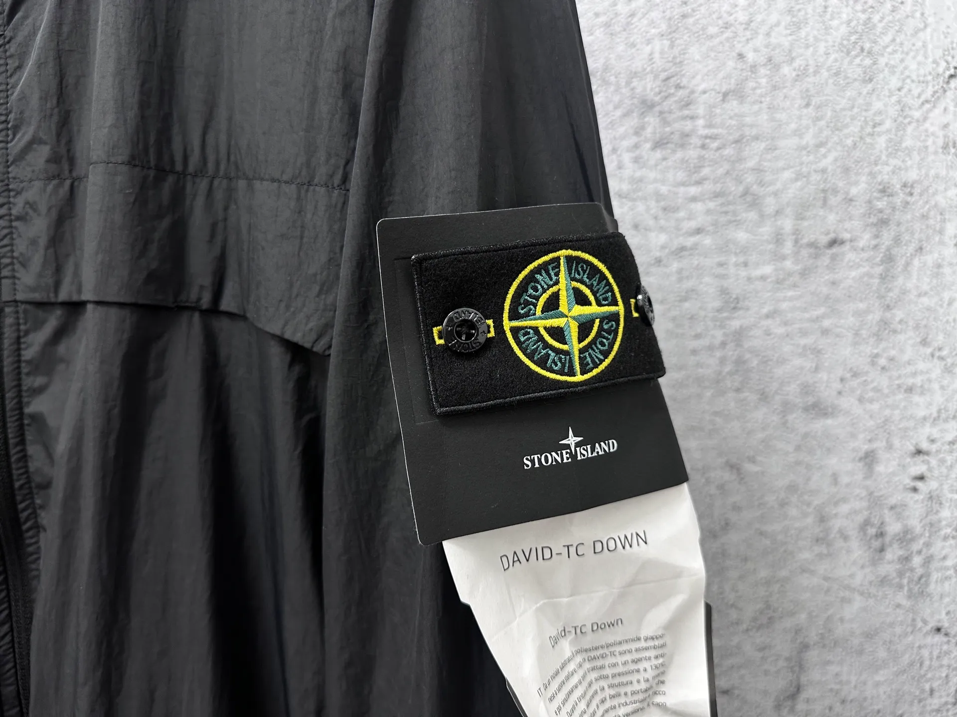 P360 [STONE ISLAND] Stone Island 25s black metal nylon jacket. Made of customized metal nylon fabric. The cost is quite high. The cross-section is Y-shaped. Fastness level is above level 3. Windproof, splash-proof, and anti-static. Garment dyeing technology gives a unique light metallic luster. Simple and elegant design. Compass mark on the left chest. Logo on the left sleeve. Uniform for men and women. Suitable for daily commuting. Size: S-XL